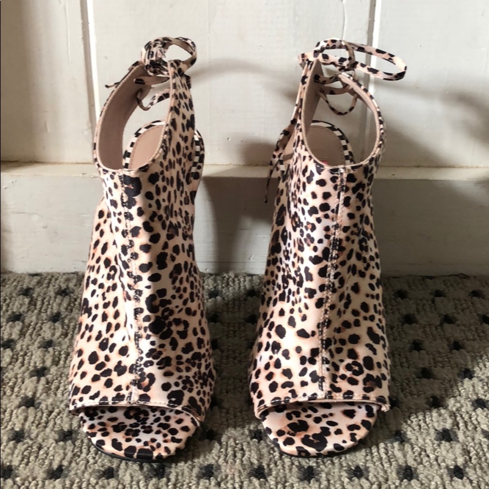 NWOT - Betsey Johnson leopard print w/red heel